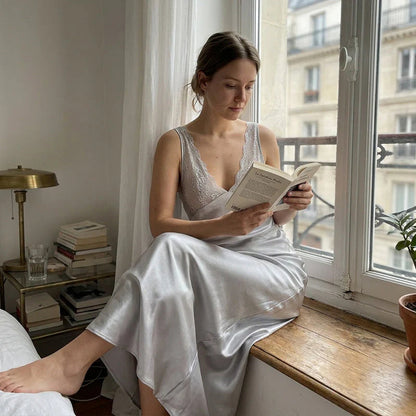 🌙 Selyem hálóing, amely átölel, és minden éjszakát romantikussá varázsol – V-nyak, lebegő szabás, elegancia 💤